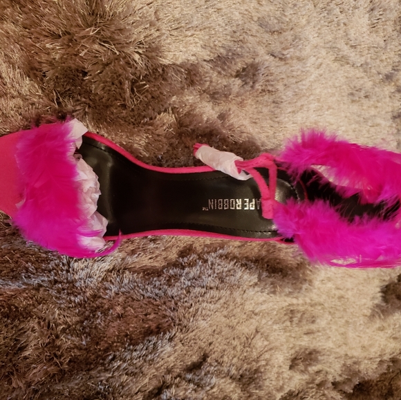 Feathered heels - Picture 3 of 4